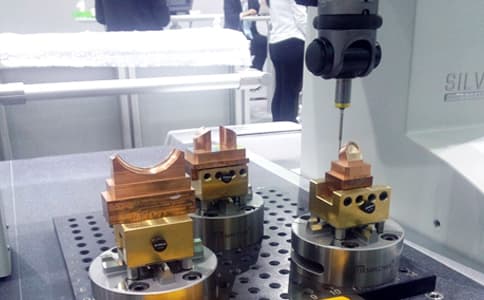 對(duì)于金屬環(huán)境的應(yīng)用，我們?cè)撛趺丛O(shè)計(jì)電子標(biāo)簽和讀寫器天線